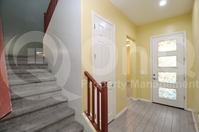Building Photo - 1086 S Vine St