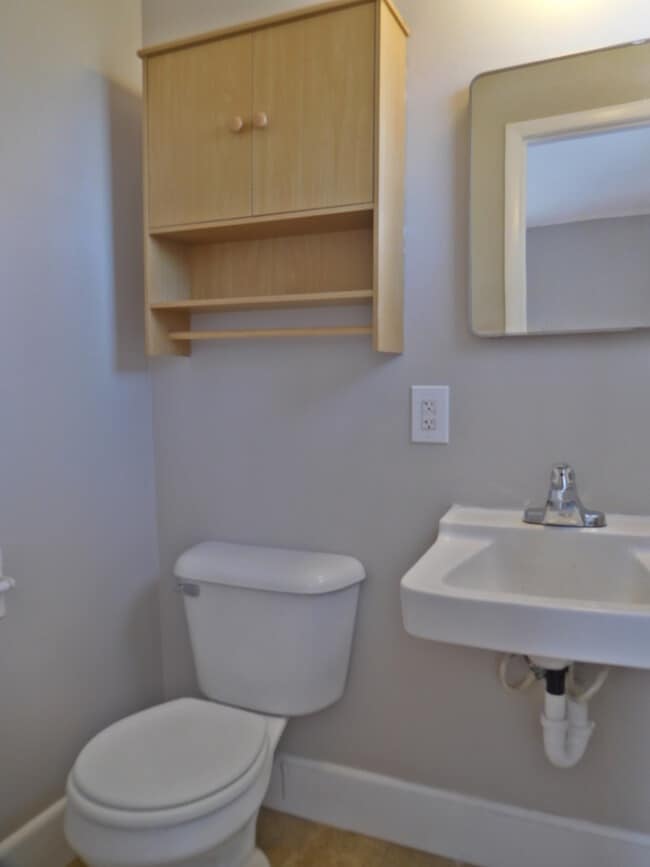 Building Photo - 3 Bed, 1.5 Bath Fenced Pets Allowed