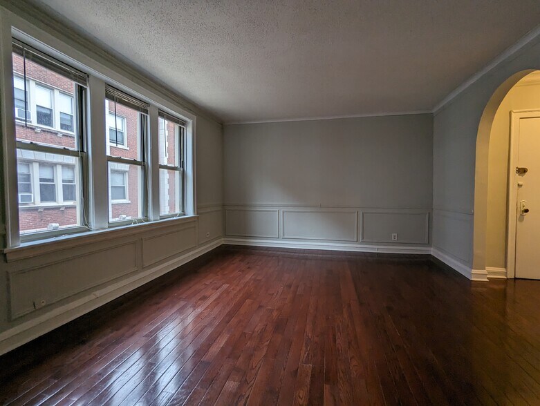 Building Photo - 540 W Surf St