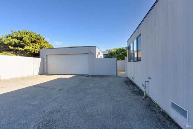 Building Photo - 470 Grey Whale