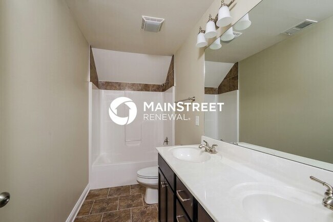 Building Photo - 4 Bedroom Pet-Friendly Home in Louisville, KY with Main Street Renewal