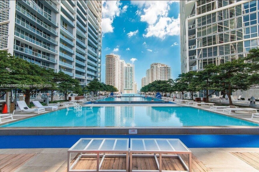 Building Photo - 495 Brickell Ave