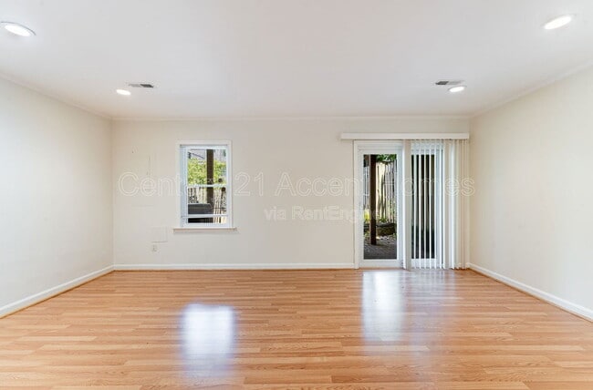 Building Photo - 3009 20th Ct S