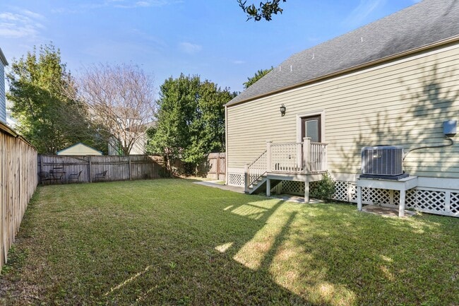 Building Photo - Gorgeous 3BD/3.5BA Uptown Home with A Large Fenced in Backyard