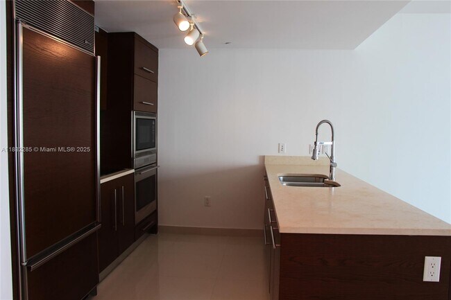 Building Photo - 475 Brickell Ave