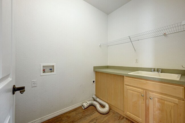 Building Photo - 5 bedroom, 4 1/2 bath, with 3 car garage in Cherry Creek School District