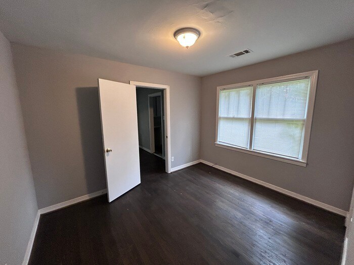 Building Photo - 3402 33rd Ct N
