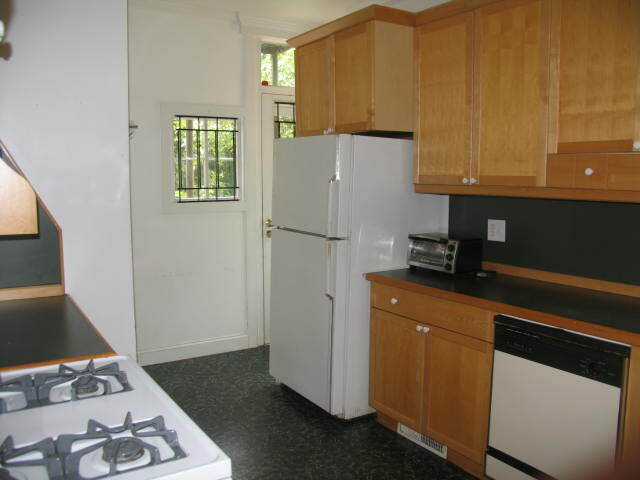 Kitchen - 524 Orme Cir NE