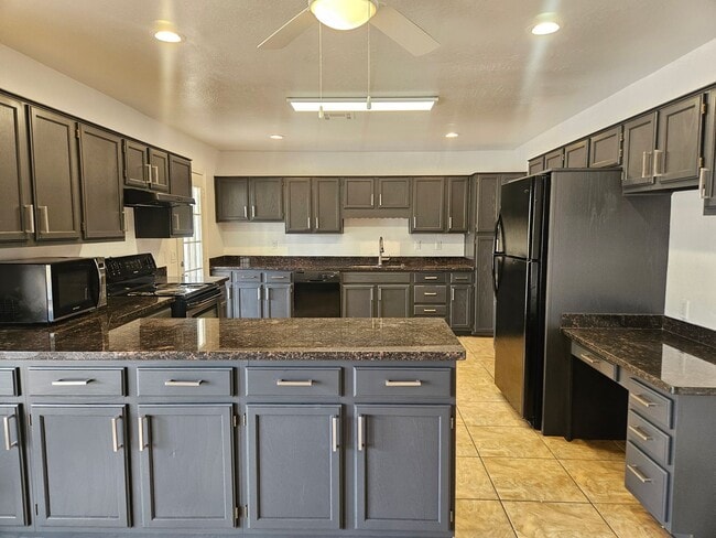 Building Photo - Scottsdale - 5 bedroom, 3 bath - Remodeled...