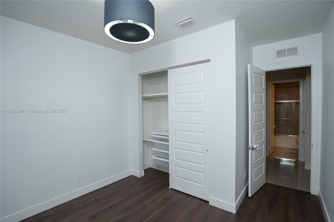 Building Photo - 10660 S Lago Vista Cir