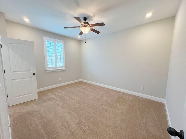 Building Photo - Stunning Townhome in Foxland Harbor – Golf & Lake Community