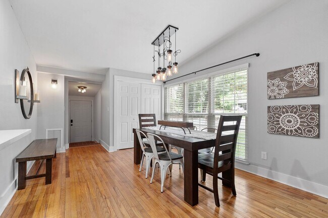 Building Photo - 3/2 House by TMH!! Available April!! fully furnished, 6 or 12 month lease available