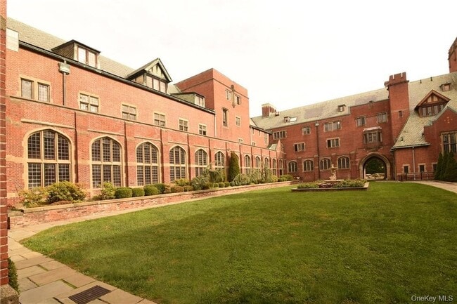 Building Photo - 304 Chateau Rive