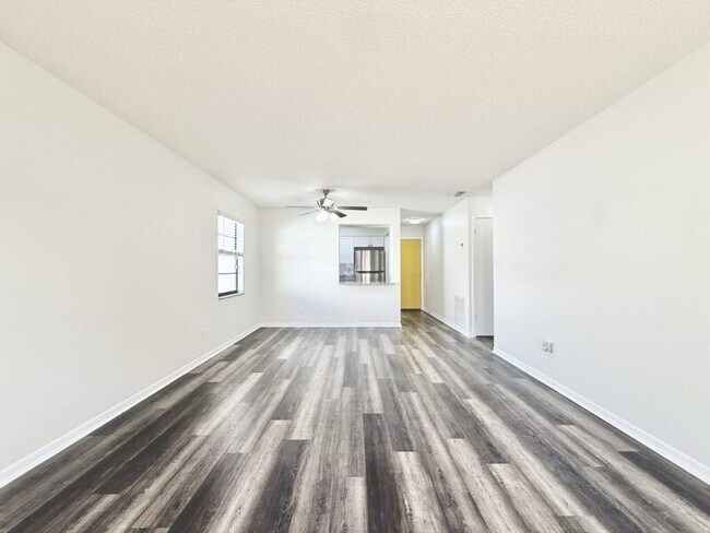 Building Photo - 5212 Peach Ave