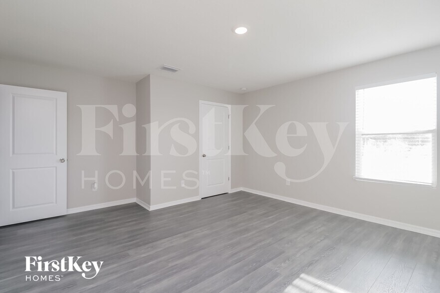 Building Photo - 35702 Jenny Lynne Cir