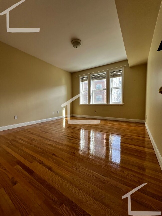 Building Photo - 9/1/25 Amazing South Campus 4BR/2BA w/balc...