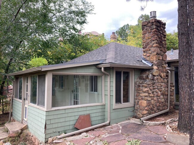 Building Photo - Cheyenne Canyon Ranch Style Home!