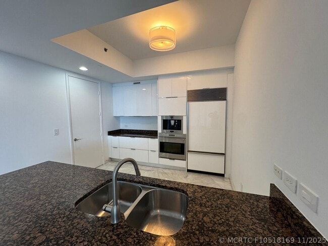 Building Photo - 16001 Collins Ave