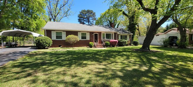 Building Photo - Brick ranch in Southside with large privat...