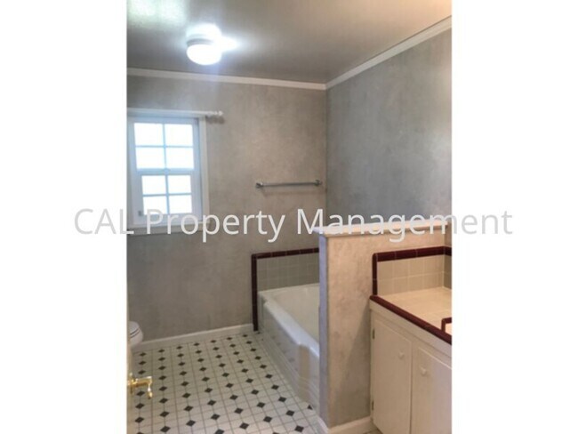 Building Photo - South Salinas 3 Bedroom, 2 Bath Home