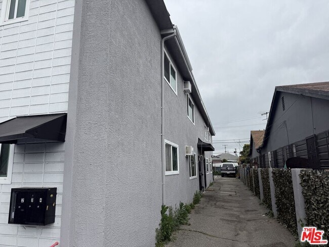 Building Photo - 2530 Carmona Ave