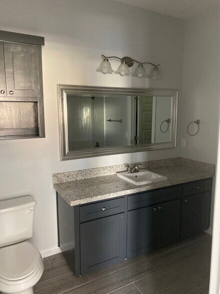 Spacious full bathroom. - 413 Peabody Ave