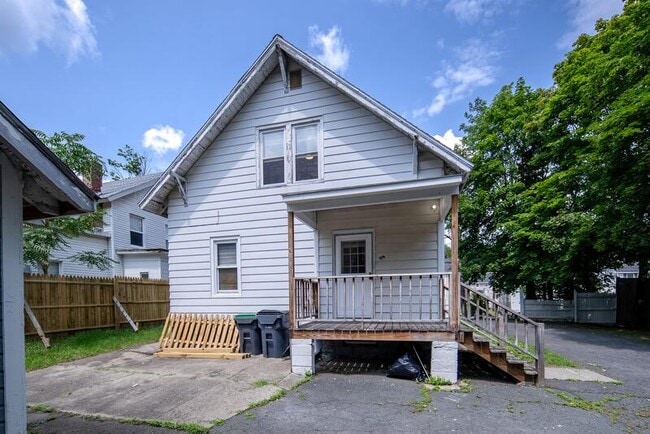 Building Photo - 614 Hoosick St