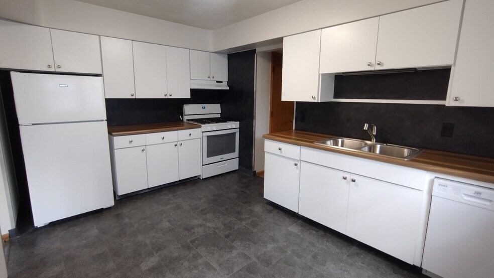 Primary Photo - 1644 7th St E