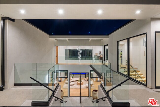 Building Photo - 4732 Avenida Del Mar