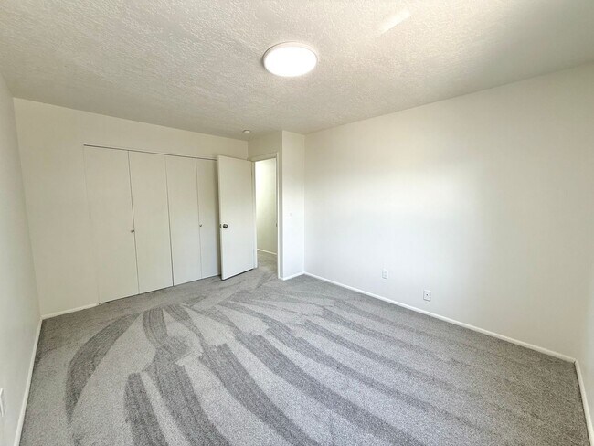 Building Photo - Open House June 20th | 3 Bedroom Townhome in Holladay