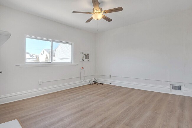 Building Photo - Updated 2 Bed, 1.5 Bath Home in Bloomfield...