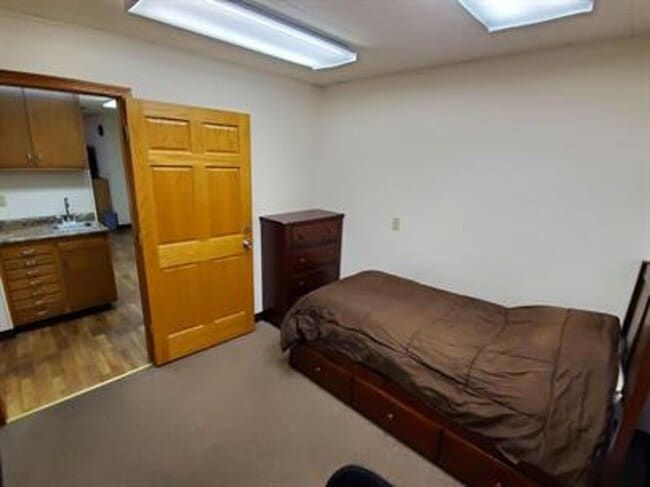 Building Photo - 7 Bed 2.5 Bath House for Rent
