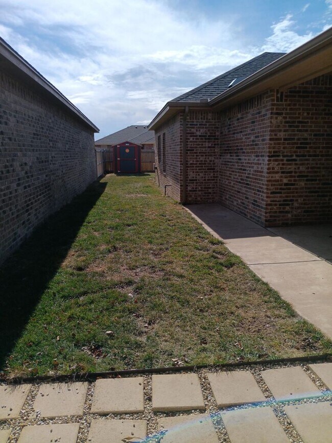 Building Photo - Hinge Property Management