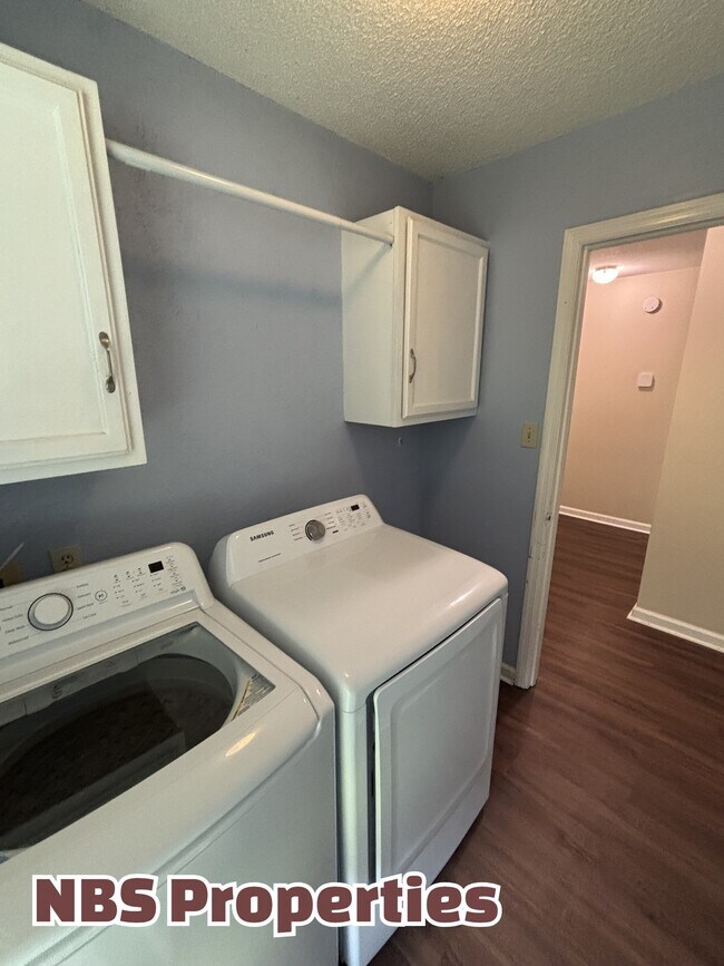 Building Photo - 7404 Foxglove Ln