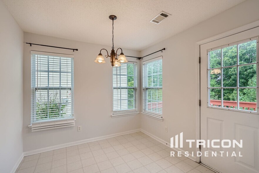 Building Photo - 5519 Village Ridge