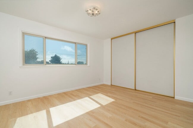 Building Photo - Spacious Two Story Albany Home Two Blocks ...