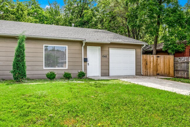 Building Photo - Spacious Duplex Near St. Joe