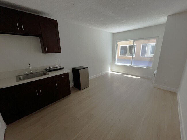 Building Photo - 535 S Catalina St