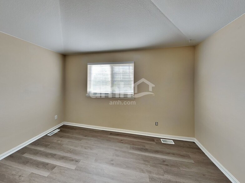 Building Photo - 2828 S Killarney Way