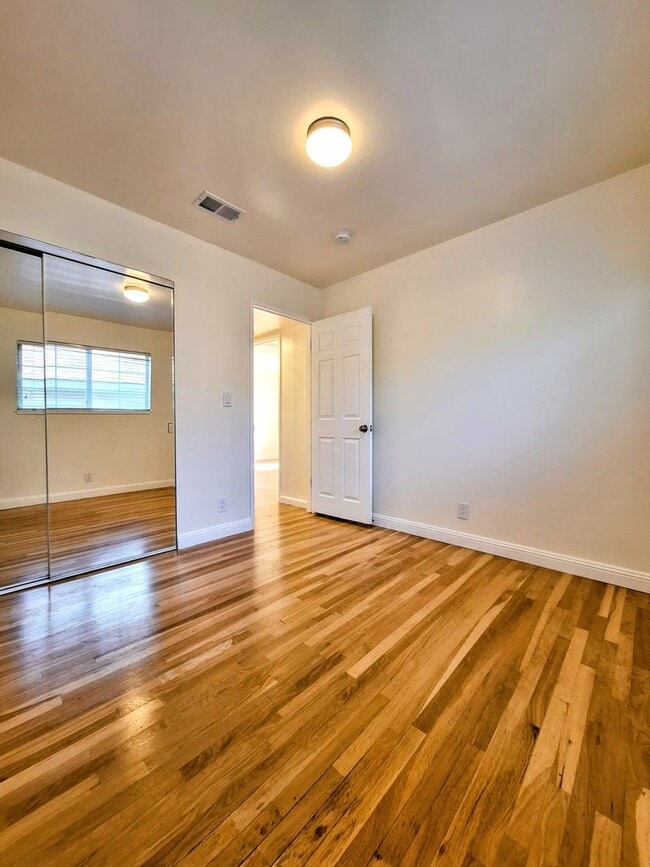 Building Photo - Beautifully Remodeled 3bd Single Story House With Bonus Room & Storage Space!