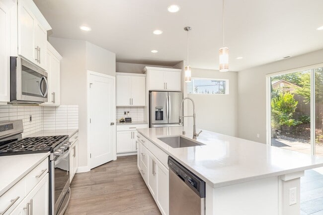 Building Photo - Modern home with 4 bed 2.5 bath available ...