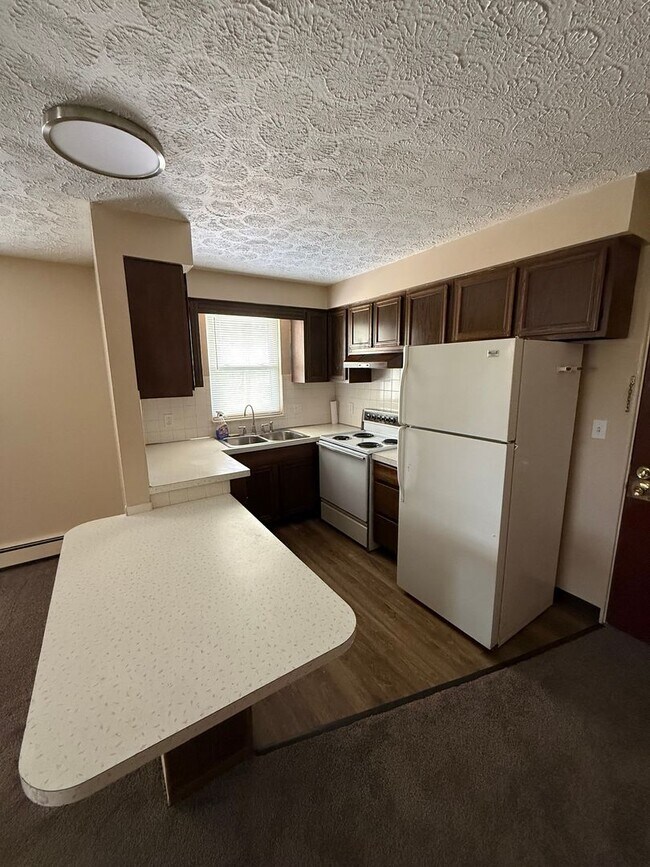 Building Photo - 355 Meadowbrook Ave