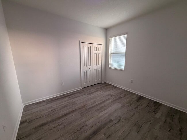 Building Photo - Rare find In-Law suite Home! Single family house with Separate entry and kitchen, laundry set!