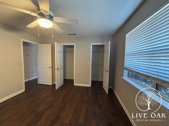 Building Photo - MOVE IN SPECIAL: $500 OFF 1ST MONTH'S RENT!**