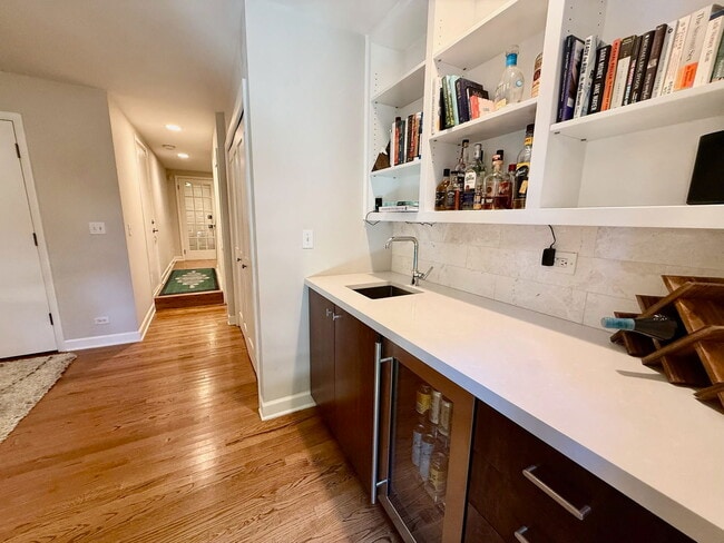 Building Photo - 747 W Dickens Ave