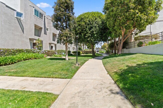 Building Photo - 501 Herondo St