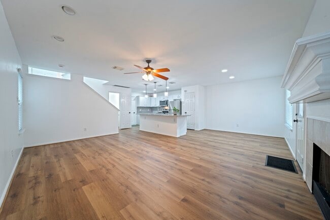 Building Photo - 123 N Villa Oaks Dr