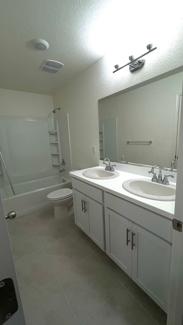 Building Photo - 4 year old 5 bedroom 2.5 bath home