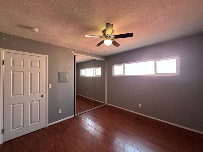 Building Photo - Beautiful 2B 1BA Condo w/ Reserved Parking...