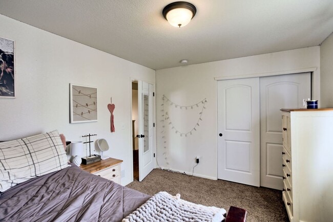 Building Photo - 3 Bedroom 2 1/2 Bath Split Level in Johnstown